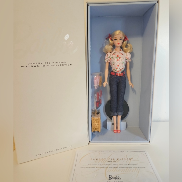 LTD ED - Barbie Cherry Pie Picnic Willows Gold Label 2014 Mattel - Picture 8 of 8